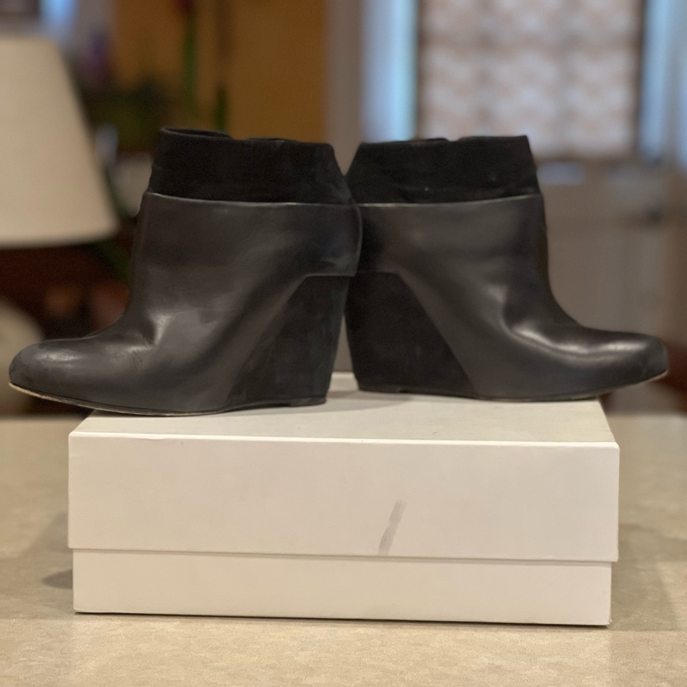 Vince Wedge Bootie Size 8 Black - Picture 7 of 7